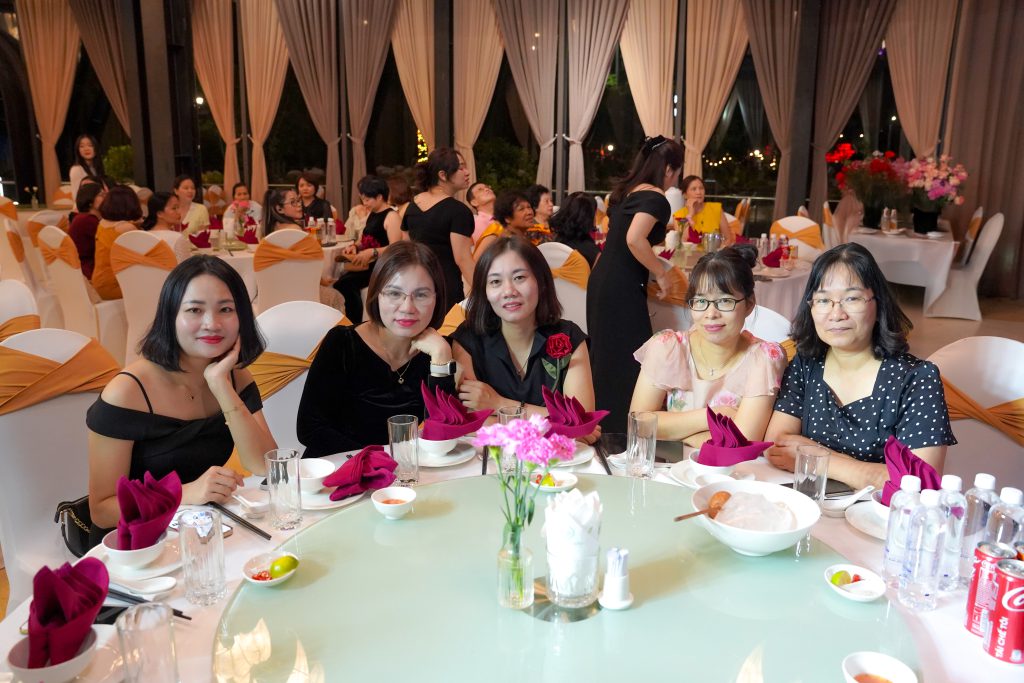 những bóng hồng tại buổi teambuilding mừng ngày phụ nữ việt nam