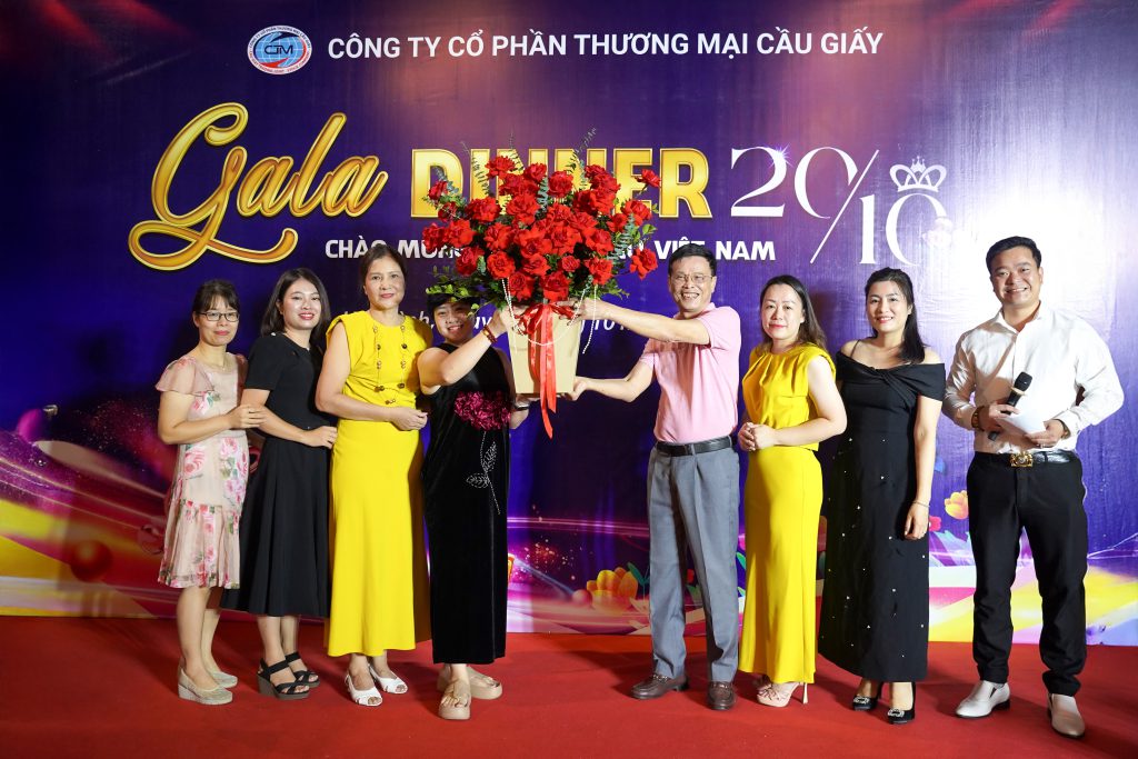 chủ tịch tặng hoa những bóng hồng tại buổi teambuilding mừng ngày phụ nữ việt nam