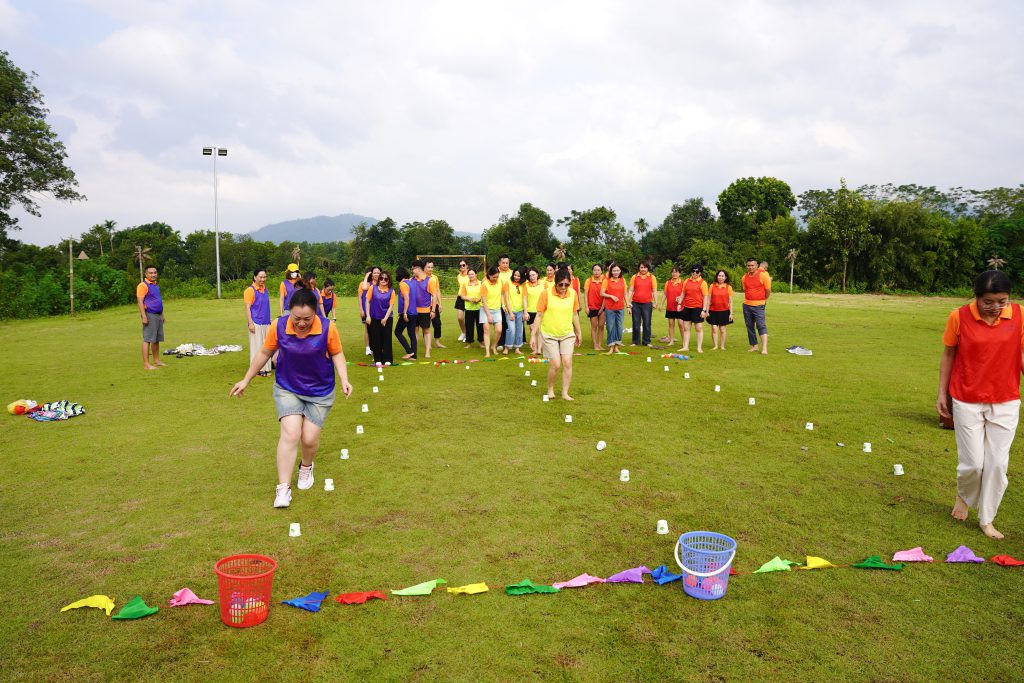 tập thể nhân viên tham gia trò chơi teambuilding mừng ngày phụ nữ việt nam 20/10