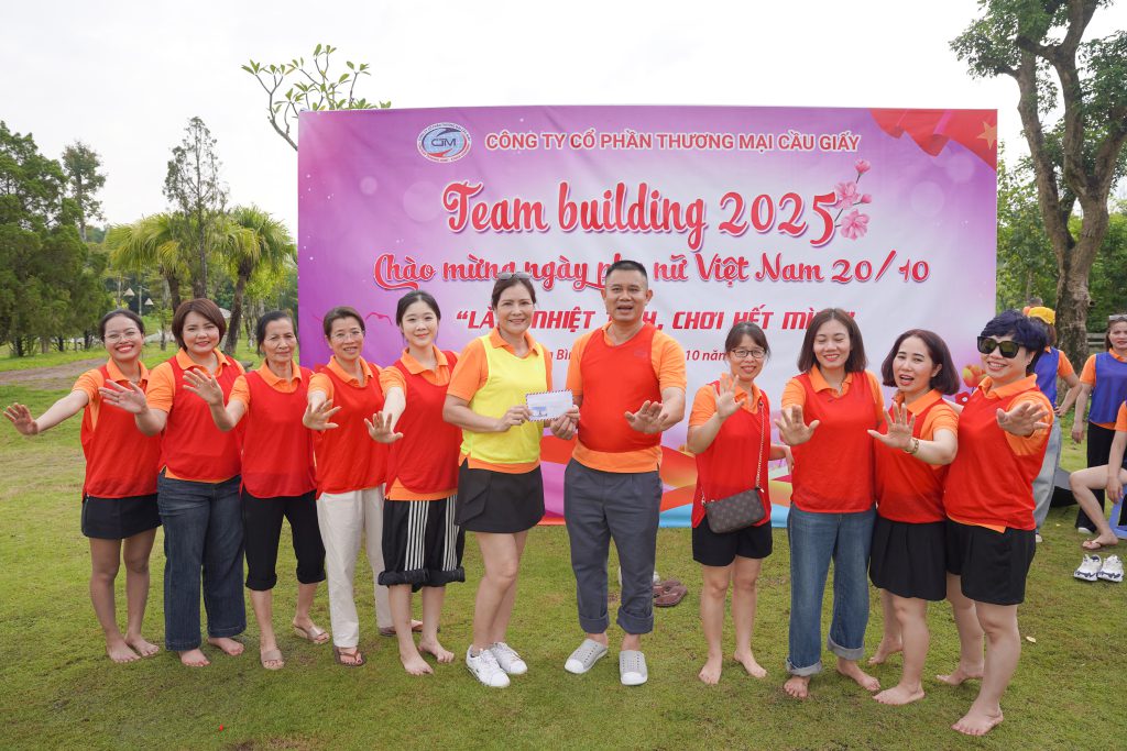tập thể nhân viên tham gia trò chơi teambuilding mừng ngày phụ nữ việt nam 20/10