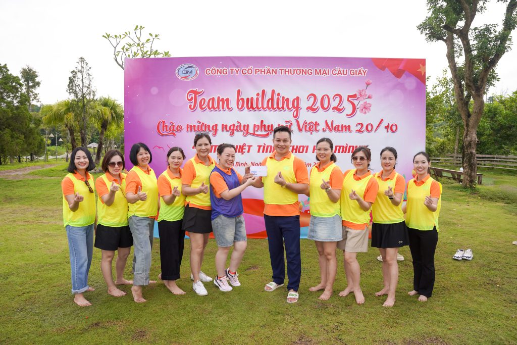 tập thể nhân viên tham gia trò chơi teambuilding mừng ngày phụ nữ việt nam 20/10