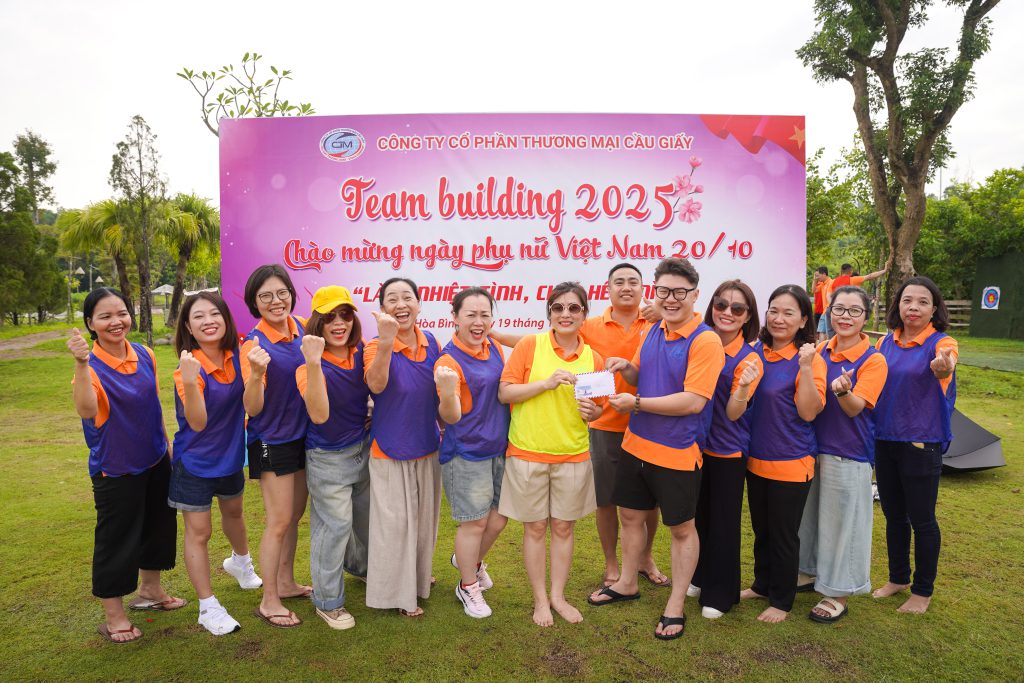 tập thể nhân viên tham gia trò chơi teambuilding mừng ngày phụ nữ việt nam 20/10
