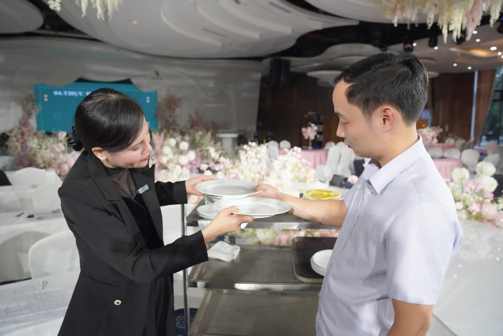 đào tạo cách bưng đĩa phục vụ chuẩn 5 sao