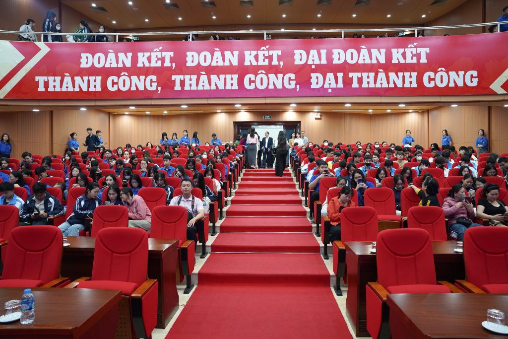 đông đảo học sinh sinh viên tham gia ngày  hội việc làm 2025