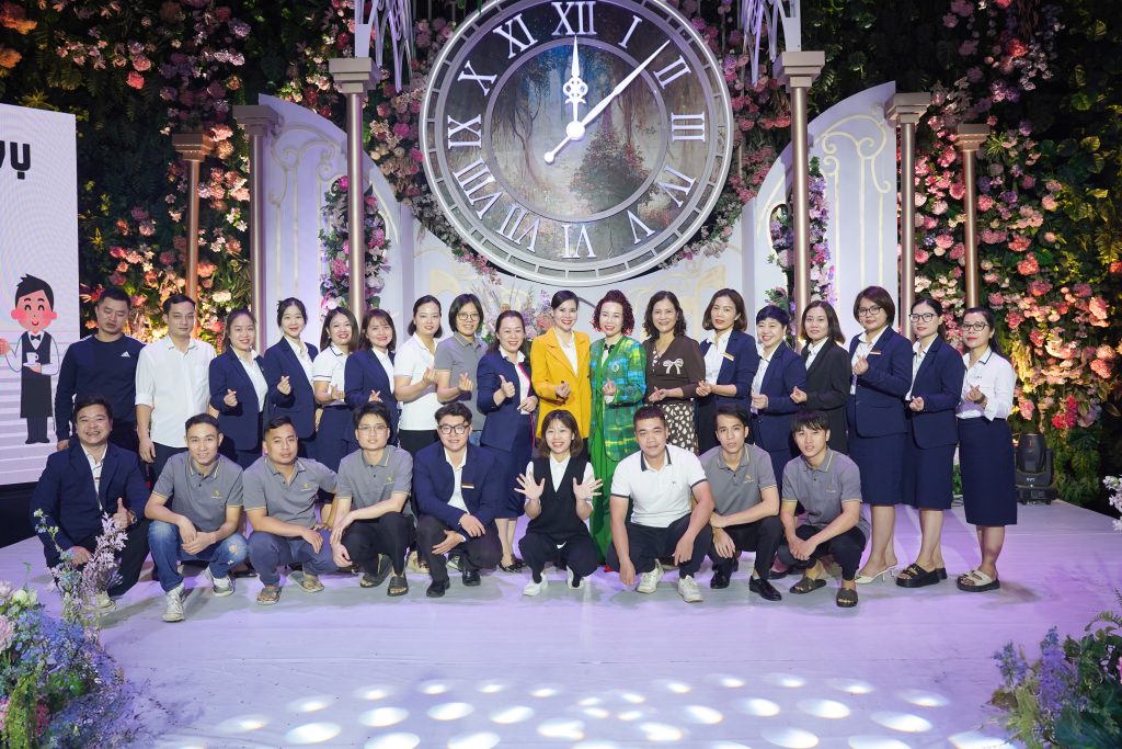 tập thể lãnh đạo, quản lý và nhân viên tham gia đào tạo