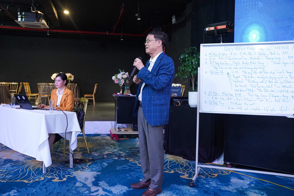 chủ tịch Nguyễn Đức Tuyên chia sẻ và động viên tập thể CBCNV tham gia đào tạo