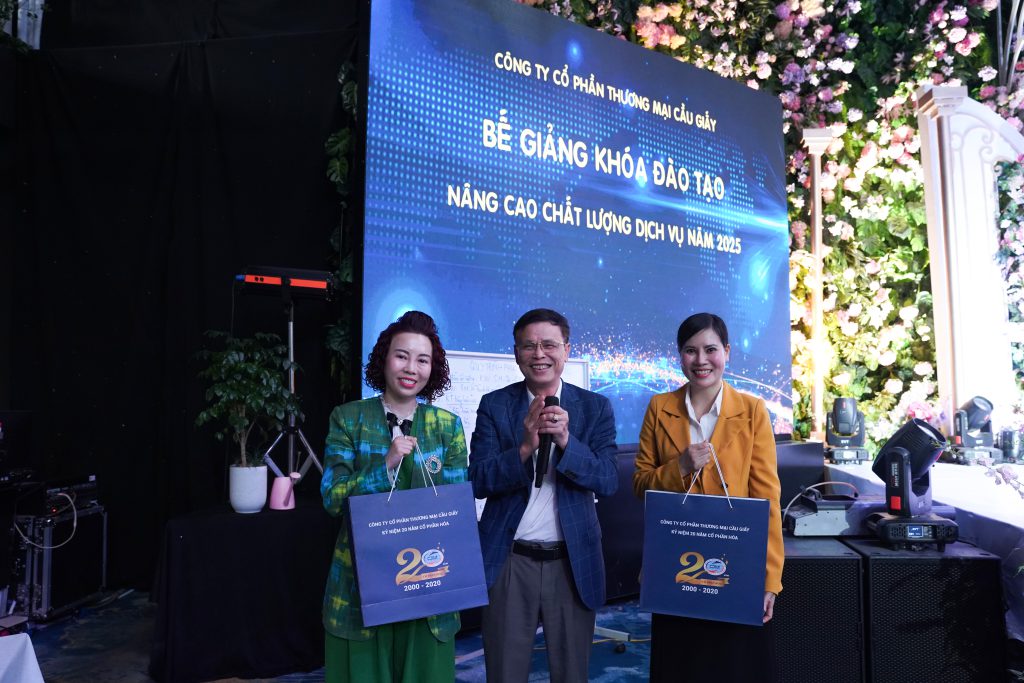 chủ tịch trao quà cảm ơn các giáo viên tham gia đào tạo