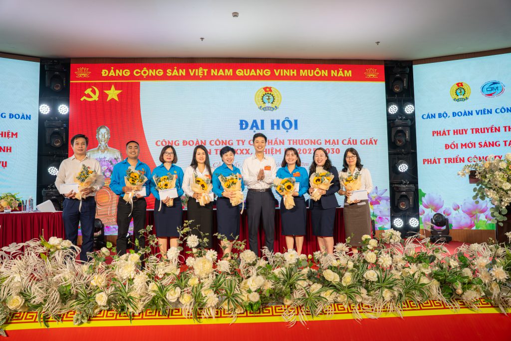 chụp ảnh tập thể trên sân khấu đại hội công đoàn