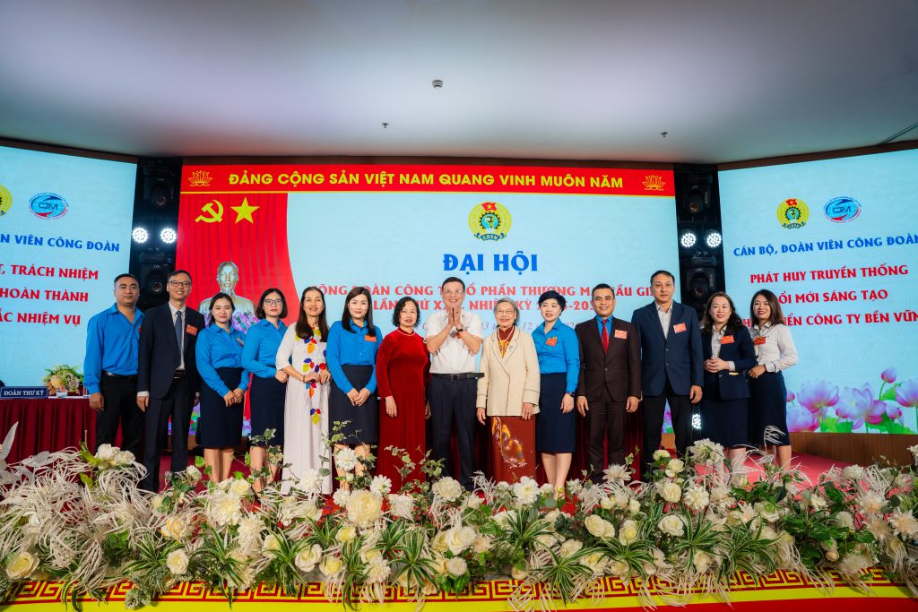 chủ tịch và tập thể cbcnv chụp ảnh tại đại hội công đoàn