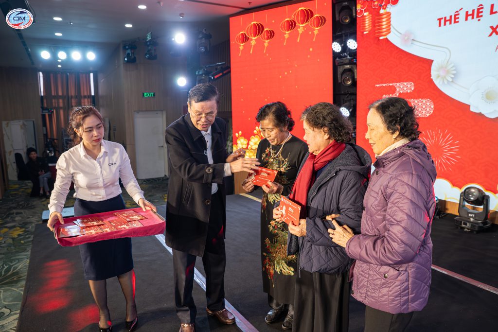 Gặp mặt thế hệ lãnh đạo Công ty Cổ phần Thương mại Cầu Giấy - Trao quà Tết tri ân cựu lãnh đạo