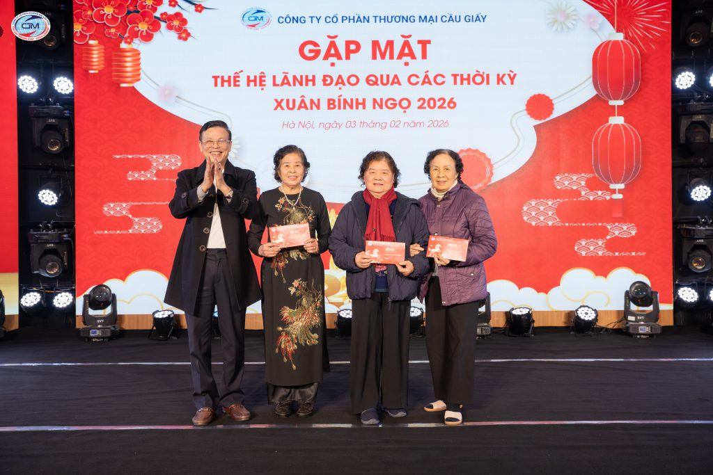Gặp mặt thế hệ lãnh đạo Công ty Cổ phần Thương mại Cầu Giấy - Chủ tịch HĐQT trao quà tét cho các lãnh đạo và chụp ảnh lưu niệm
