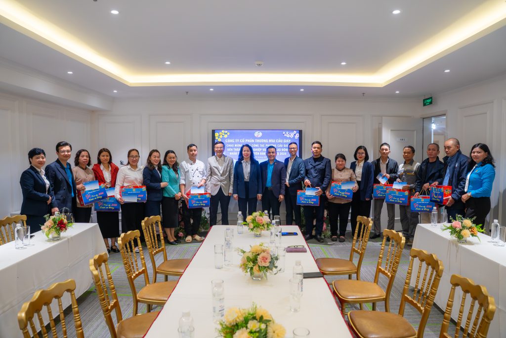 đoàn công tác phường cầu giấy tặng quà nhân viên tại công ty cổ phần thương mại cầu giấy