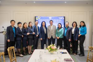 đoàn công tác phường cầu giấy chụp ảnh lưu niệm cùng công ty cổ phần thương mại cầu giấy
