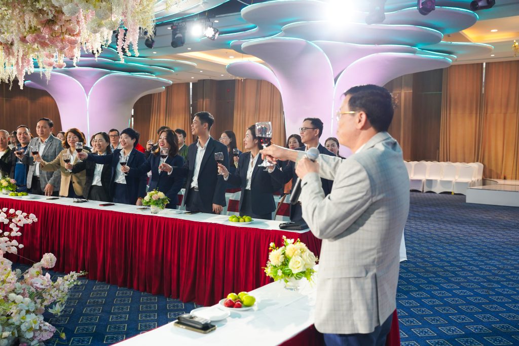 chủ tịch HĐQT Nguyễn Đức Tuyên nâng cốc động viên tập thể công ty